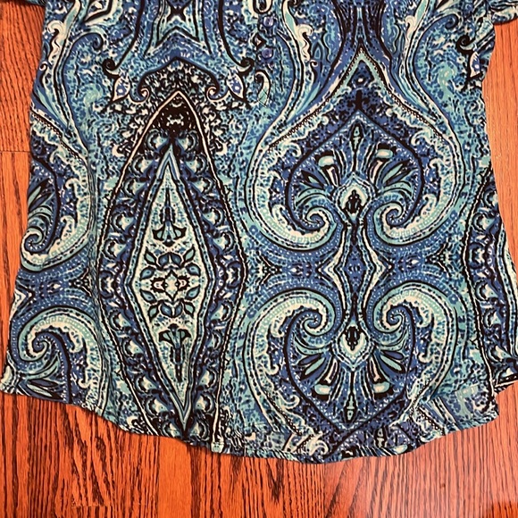 NEW women’s IZOD brand blouse short sleeve. Blue/teal/black pattern.Size small. - Picture 4 of 8
